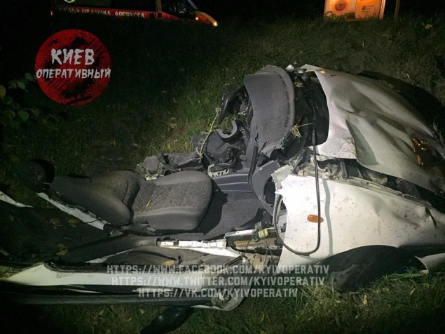 Смертельная авария в Киеве: автомобиль разорван пополам, четверо людей погибли (фото)