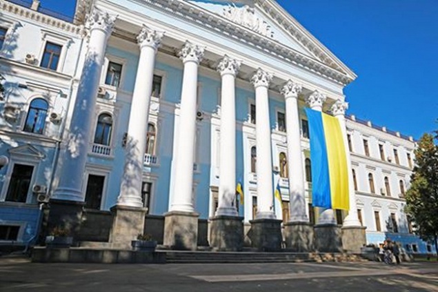 На здании Минобороны в Киеве вывесили 11-метровый флаг Украины