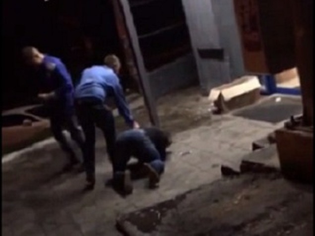 В киевском супермаркете АТБ охранники избили покупателя, который не заплатил за товар (видео)