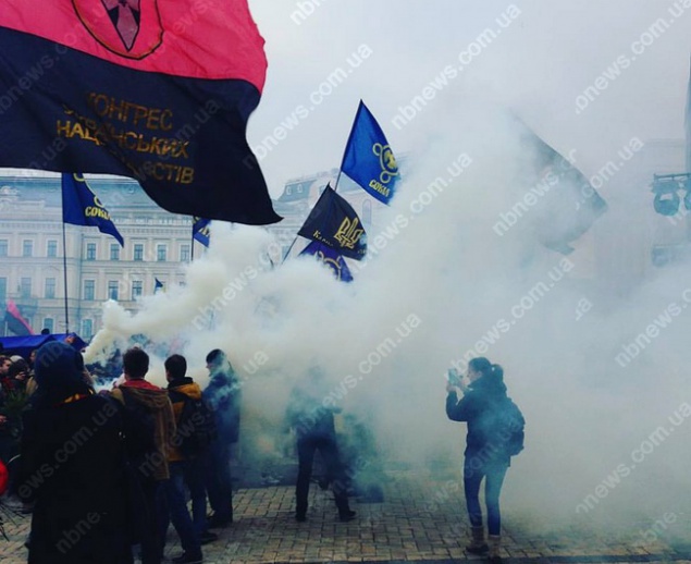 Марш славы завершился на Михайловской площади: участники зажгли дымовые шашки (фото)