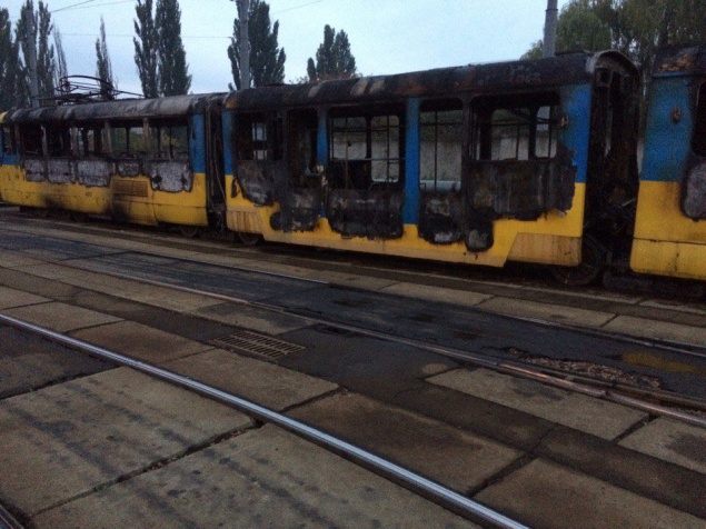 В Киеве при пожаре в трамвайном депо сгорело два вагона (фото)