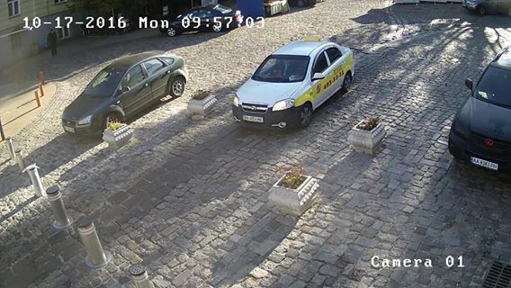 В Киеве таксист сломал боллард на Андреевском спуске (видео)