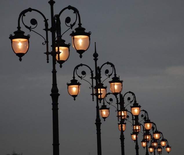 На улице Симона Петлюры в Киеве реконструируют сети наружного освещения
