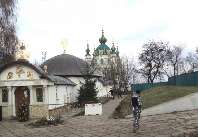 “Свободовец” Сиротюк потребовал снести часовню УПЦ МП возле руин Десятинной церкви