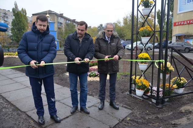 В Дарницком районе Киева открылся обновленный сквер с Аркой любви (фото)