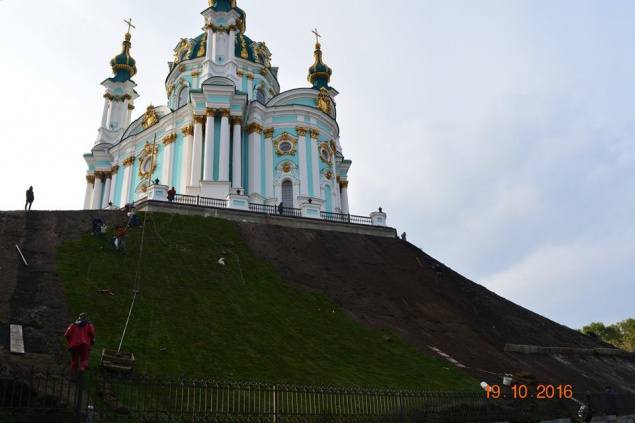 Начат последний этап благоустройства склонов возле Андреевской церкви в Киеве (фото)
