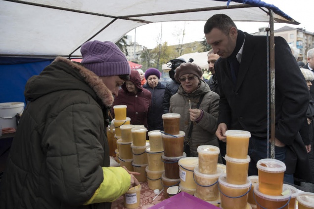 В Днепровском районе Кличко проверил цены на социальной ярмарке и поел меду (фото)