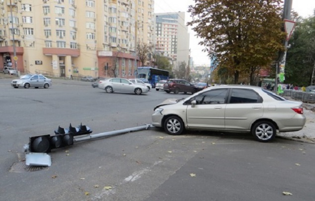 Квартирный вор, пытаясь уйти на авто от погони в Киеве, снес светофор (фото)