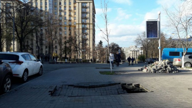 В центре Киева провалился тротуар (фото)