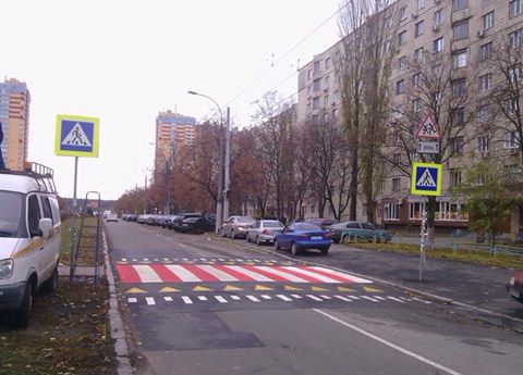 Возле киевской школы появился повышенный пешеходный переход