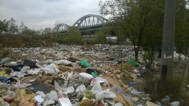 Столичные коммунальщики пообещали убрать стихийную свалку на Днепровской набережной