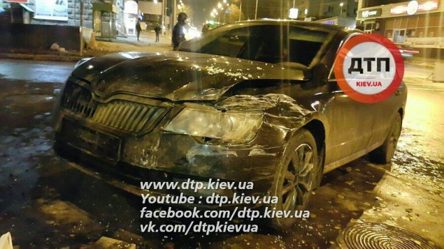 Пьяная компания в Киеве избила оформлявшую ДТП девушку-полицейскую