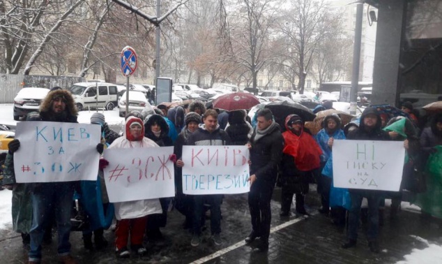 В Киеве напали на акцию за запрет продажи алкоголя в МАФах