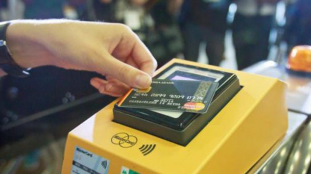 В киевском метро заработают банковские терминалы для оплаты разовой поездки