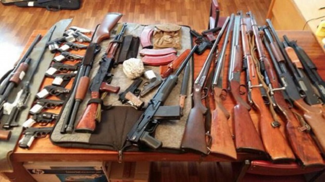 Киевляне добровольно сдали в полицию целый арсенал оружия (фото)