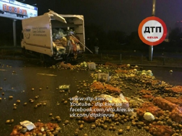 В Киеве на просп. Бажана столкнулись два грузовика - улица щедро усеяна овощами