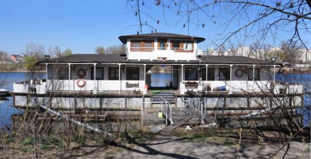 В районе парка Наводницкий на Днепре власти пообещали убрать незаконный дебаркадер с плавучим рестораном