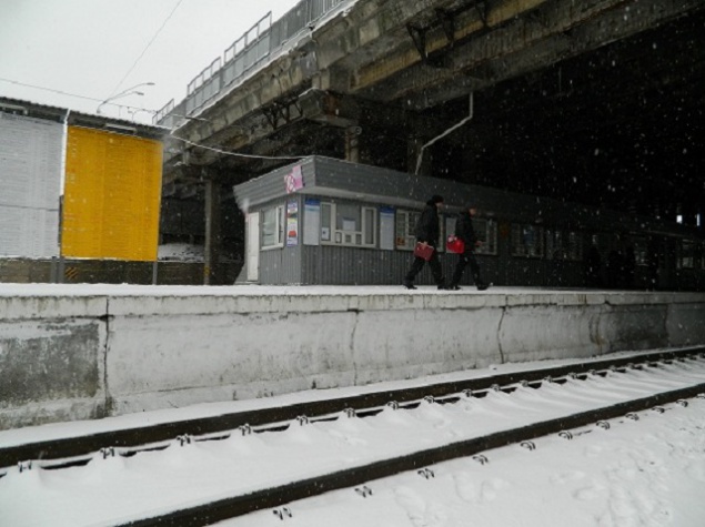 В Киеве женщина бросилась под поезд на станции “Святошино” (фото)