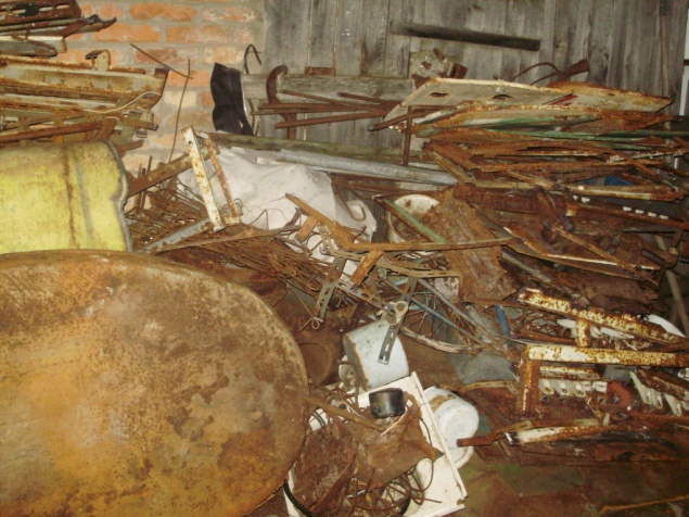 На Киевщине пограничники обнаружили склад радиоактивного металлолома (фото)