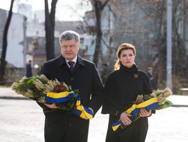 Порошенко с супругой на Михайловской площади в Киеве почтили память жертв Голодомора
