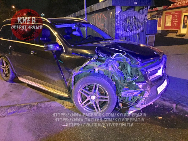 В Киеве, на улице Борщаговской Mercedes протаранил полицейский Приус - за рулем видели сына депутата  (фото, видео)