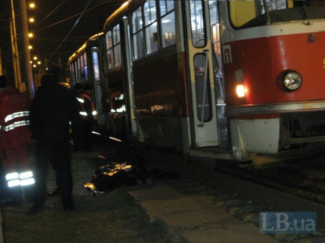 На столичной Троещине пешеход попал под трамвай и погиб на месте (фото, видео)