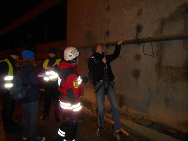 С пилона Южного моста в Киеве спасатели сняли 19 человек