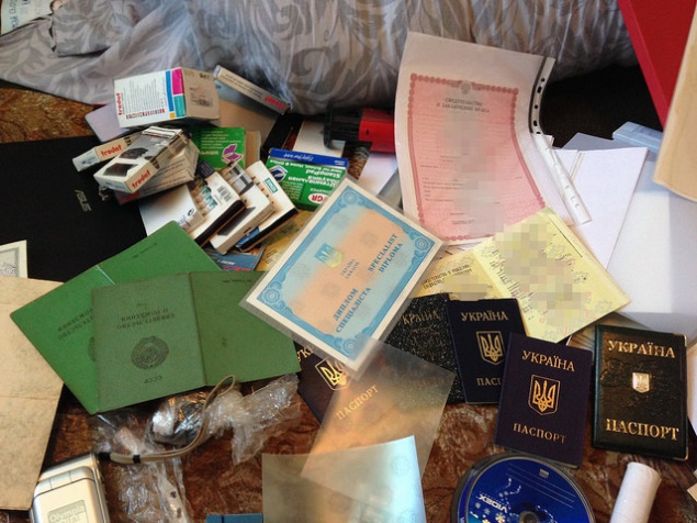 В Киеве СБУ разоблачила группу лиц, которые подделывали паспорта (фото)