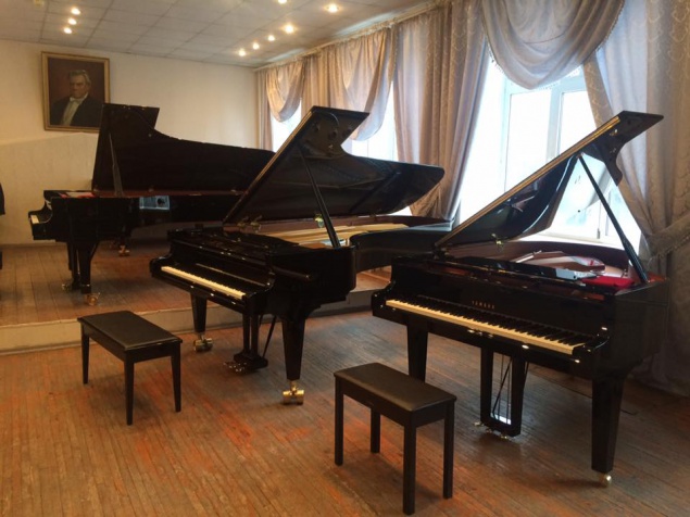Для Киевского института музыки им. Глиера купили 6 “фирменных” роялей (фото)