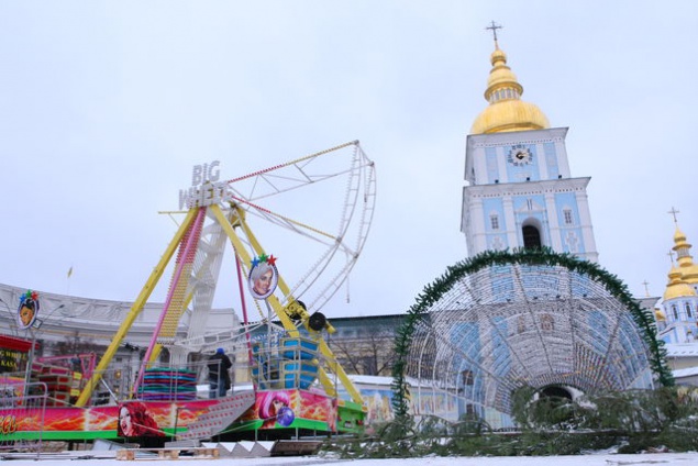 В Киеве на Михайловской площади начали монтировать 16-метровое “Колесо обозрения” (фото)