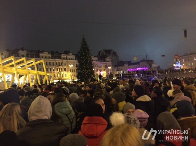 В Киеве желающие попасть на открытие главной елки выстраивались в очередь (фото)