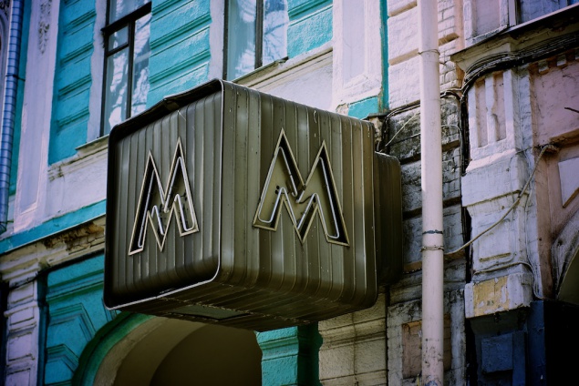 Из-за реконструкции фасада дома ограничат вход на станцию метро “Золотые ворота” в Киеве