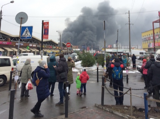 В столице из-за пожара на рынке закрыты две станции метро - “Лесная” и “Черниговская”