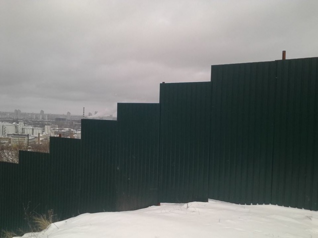 В Киеве гору Щекавица оградили двухметровым забором
