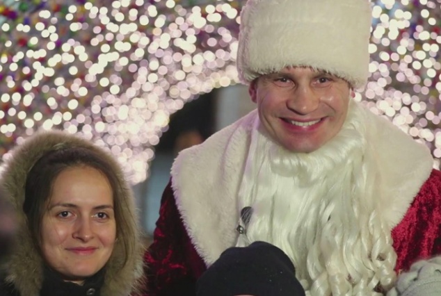Виталий Кличко переоделся Дедом Морозом и прогулялся по новогодней ярмарке (видео)
