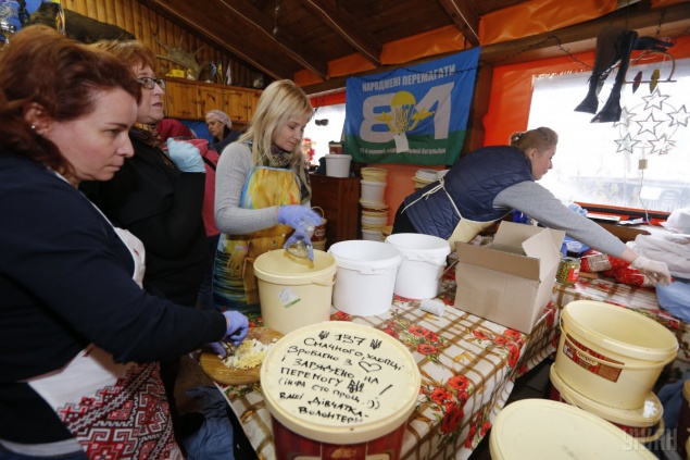 Киевляне обещают нарезать 2,5 тонны оливье для воинов в АТО