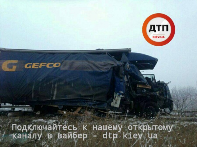 ДТП под Киевом: при столкновении фуры и микроавтобуса тяжело травмированы 2 человека (фото)