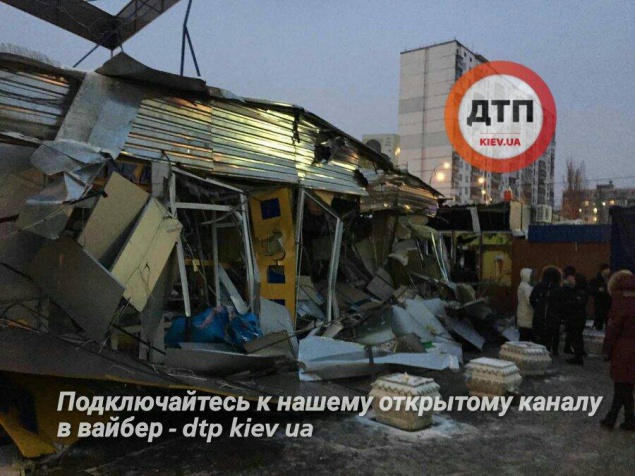 В Киеве тракторами снесли рынок на Оболони (фото)
