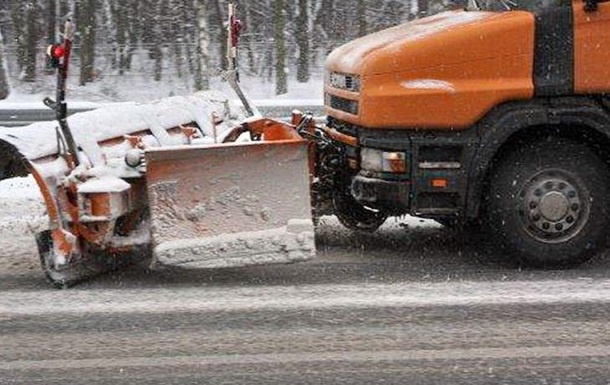 Дорожники Киева в усиленном режиме чистят дороги столицы от снега