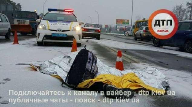 На Броварском проспекте в Киеве автомобиль насмерть сбил девушку в наушниках (фото)