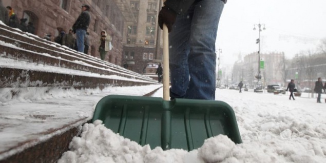 В столичной мэрии угрожают штрафами за неприбранный снег и сосульки