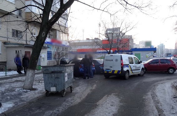 Киевские полицейские на Оболони изъяли у парня 100 грамм амфетамина (фото)