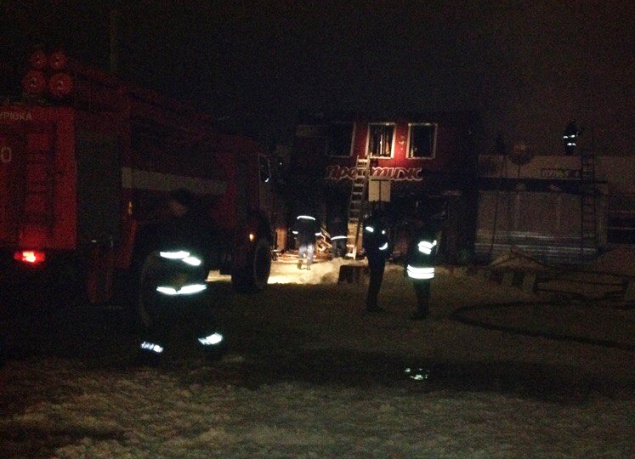 Ночью в Яготине горел магазин: пожарные спасли двоих человек