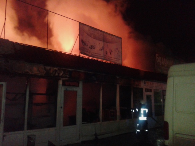 Ночью в Киеве сгорело 8 киосков на Изюмском рынке