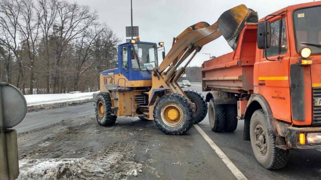 Коммунальщики вывезли из Киева более 5 тыс. тонн снега за выходные (фото)