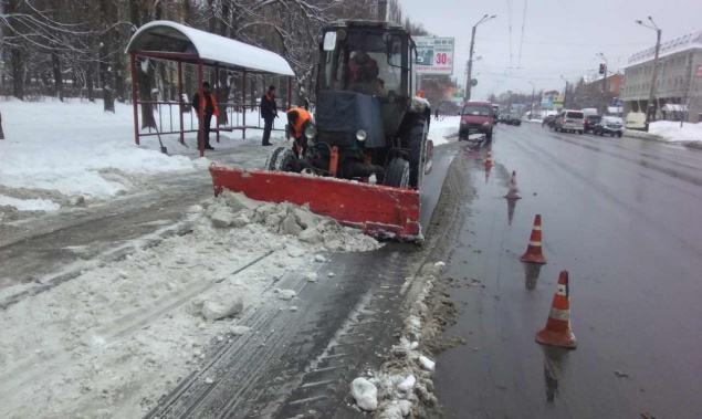 Киевские коммунальщики рапортуют об ударных темпах снегоуборки, а в городе - снежная “каша”