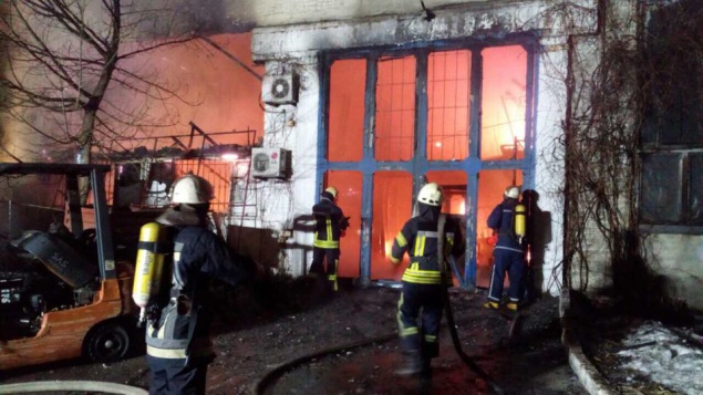 Киевские спасатели почти два часа тушили пожар на складе