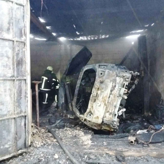 В Вишневом пожар в гаражном кооперативе уничтожил полностью две машины вместе с гаражами (фото)