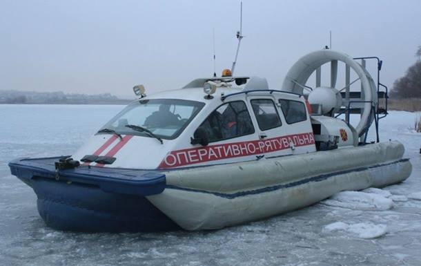 На Киевщине шестерых рыбаков унесло на льдине