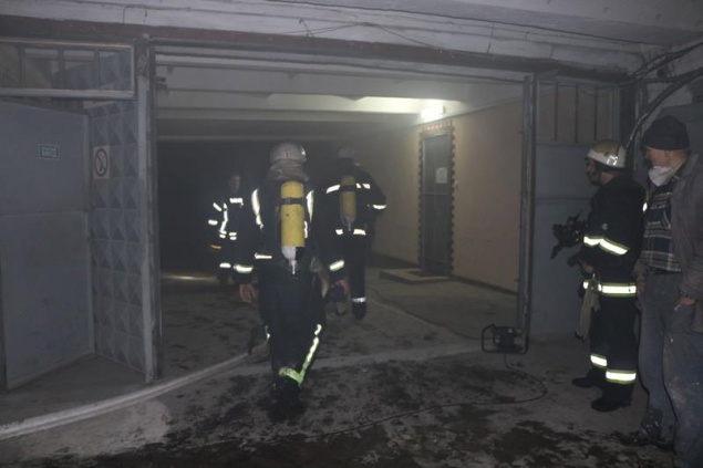Столичные спасатели тушили масштабный пожар в гаражном кооперативе (фото)